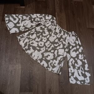 Elizabeth and James Olive and White Blouse Sz Xs